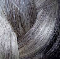 Cheveux gris bleutes